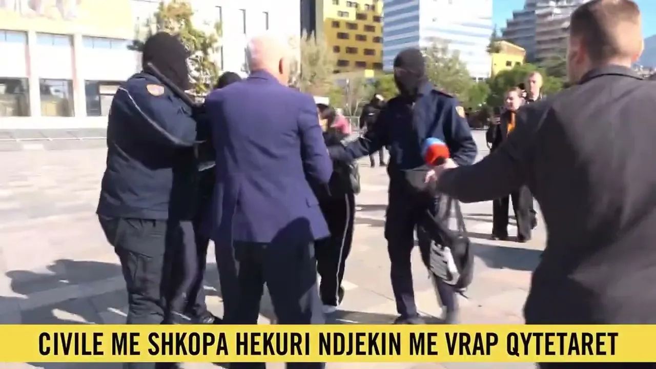 “Jam 17 vjeç, s’kam bërë asgjë” — policia shoqëron me dhunë një të mitur — Tiranë, 16 tetor 2026