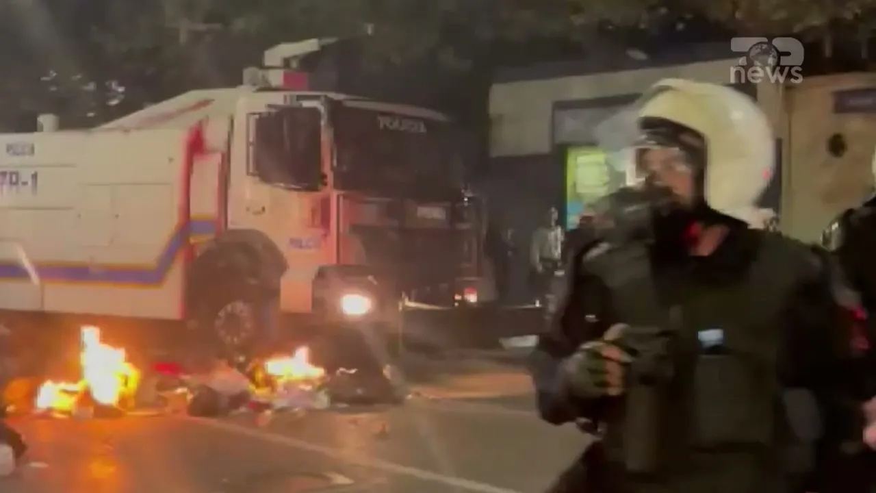 Rikthehen tensionet/ Flakë e tym në Tiranë, policia qëllon me plumba gome — 19 tetor 2026
