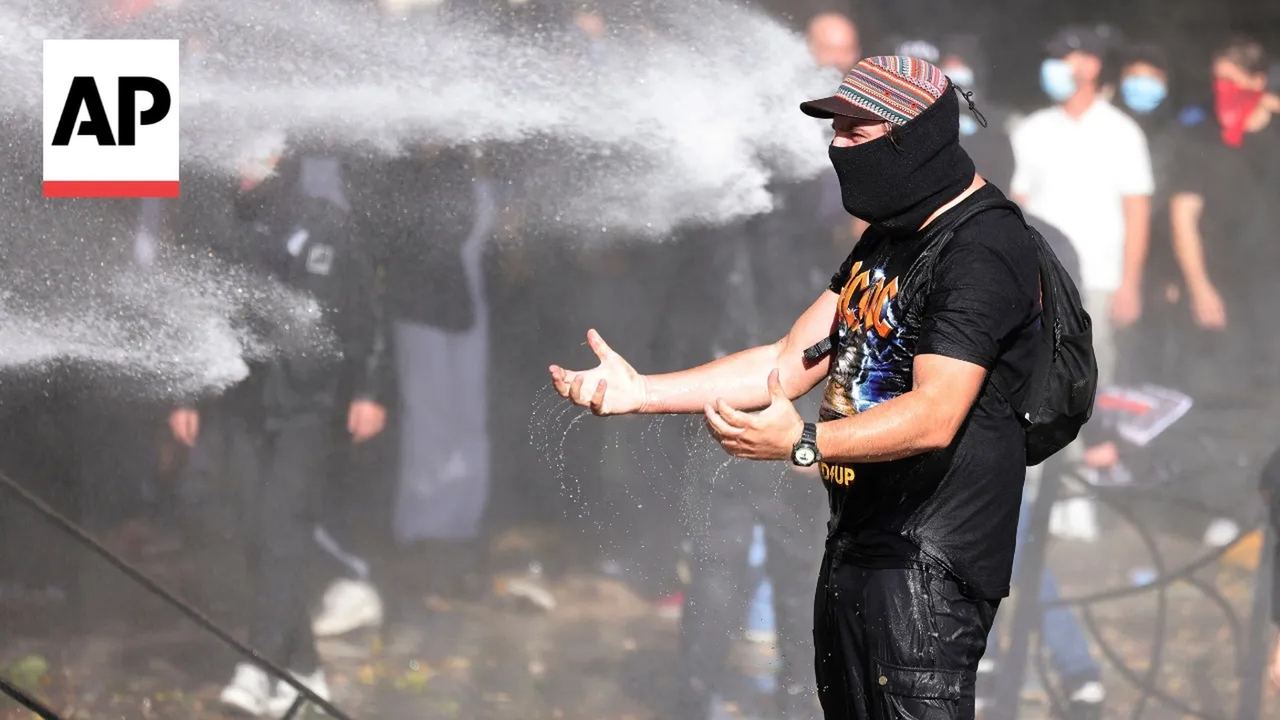 Policia përdor gaz lotsjellës dhe topa uji ndaj protestuesve — Tiranë, 14 tetor 2026