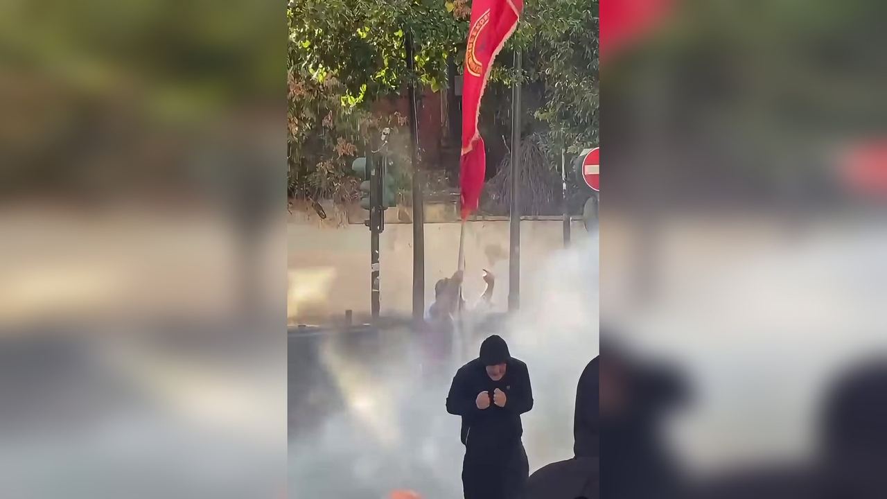 Topi i ujit qëllon drejt protestuesve që mbajnë flamurin — 15 tetor 2026