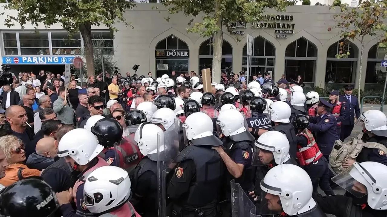 Protestuesit përballë policisë në qendër të kryeqytetit — Tiranë, 13 tetor 2026