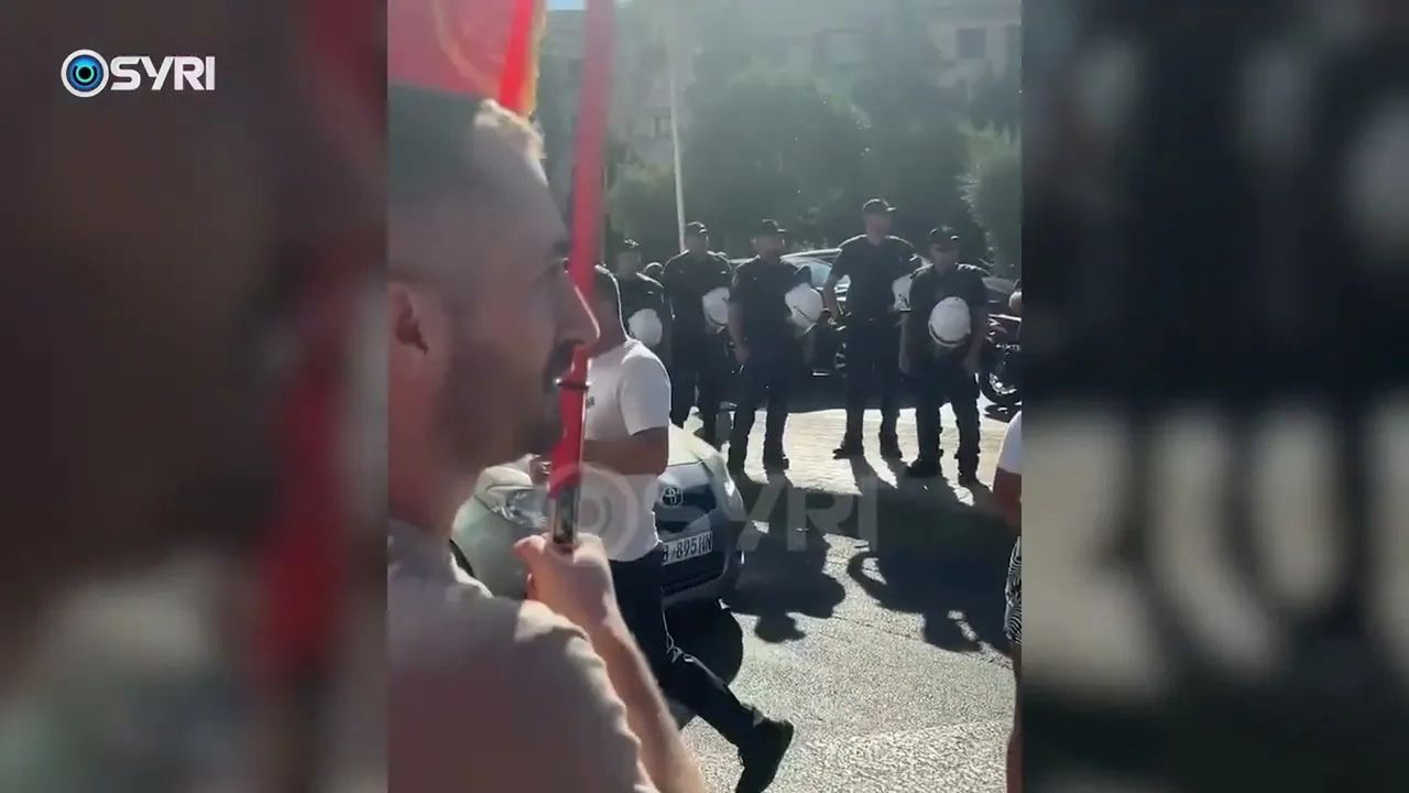 Efektiv i njësisë 'Shqiponjat' godit qytetarë në protestë — Tiranë, 14 shtator 2026