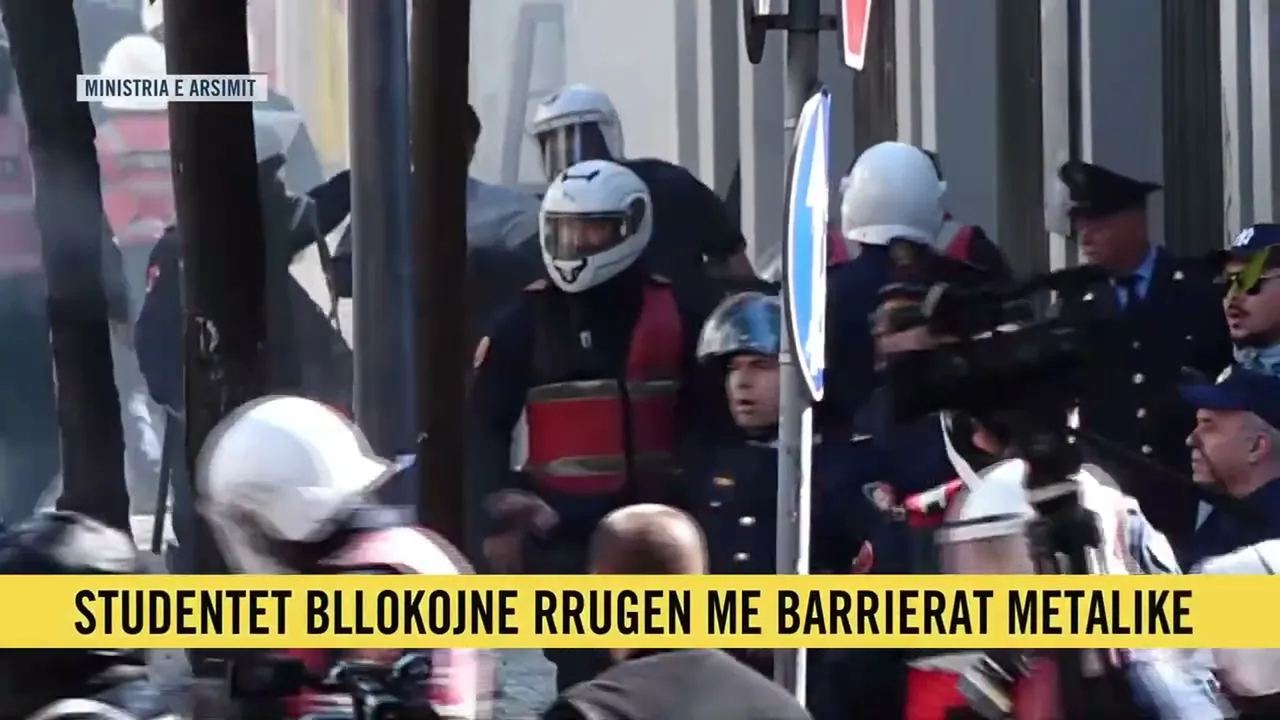 Policia heq barrikadat dhe përdor gaz lotsjellës ndaj studentëve — Tiranë, 14 tetor 2026