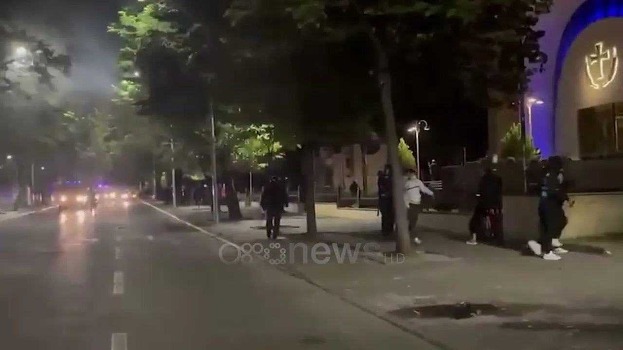 Policia shoqëron të rinj pranë Kishës Ortodokse gjatë tensioneve — Tiranë, 19 tetor 2026