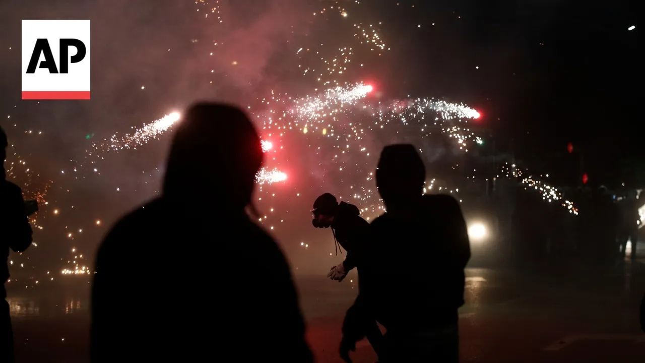 Protestuesit ndezin fishekzjarrë drejt policisë, dita e shtatë — Tiranë, 19 tetor 2026