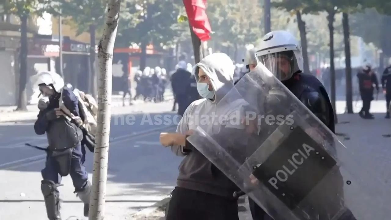 Policia përdor gaz lotsjellës për shpërndarjen e protestuesve — Tiranë, 19 tetor 2026
