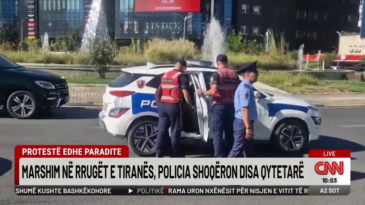 Policia shoqëron protestues gjatë marshimit — Tiranë, 14 shtator 2026