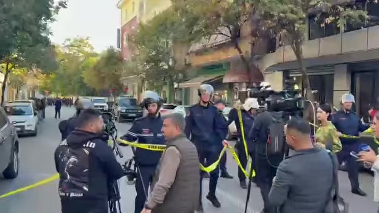 Policia largon gazetarët nga Ministria e Arsimit gjatë protestës — Tiranë, 13 tetor 2026