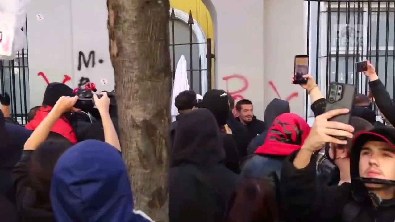 Shoqërohen protestues gjatë përplasjeve, raportohen efektivë të plagosur — Tiranë, 13 tetor 2026