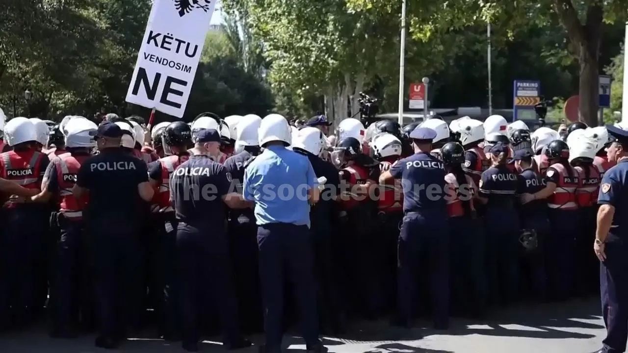 Protestë pranë parlamentit kundër zhvillimit bregdetar — Tiranë, 22 shtator 2026