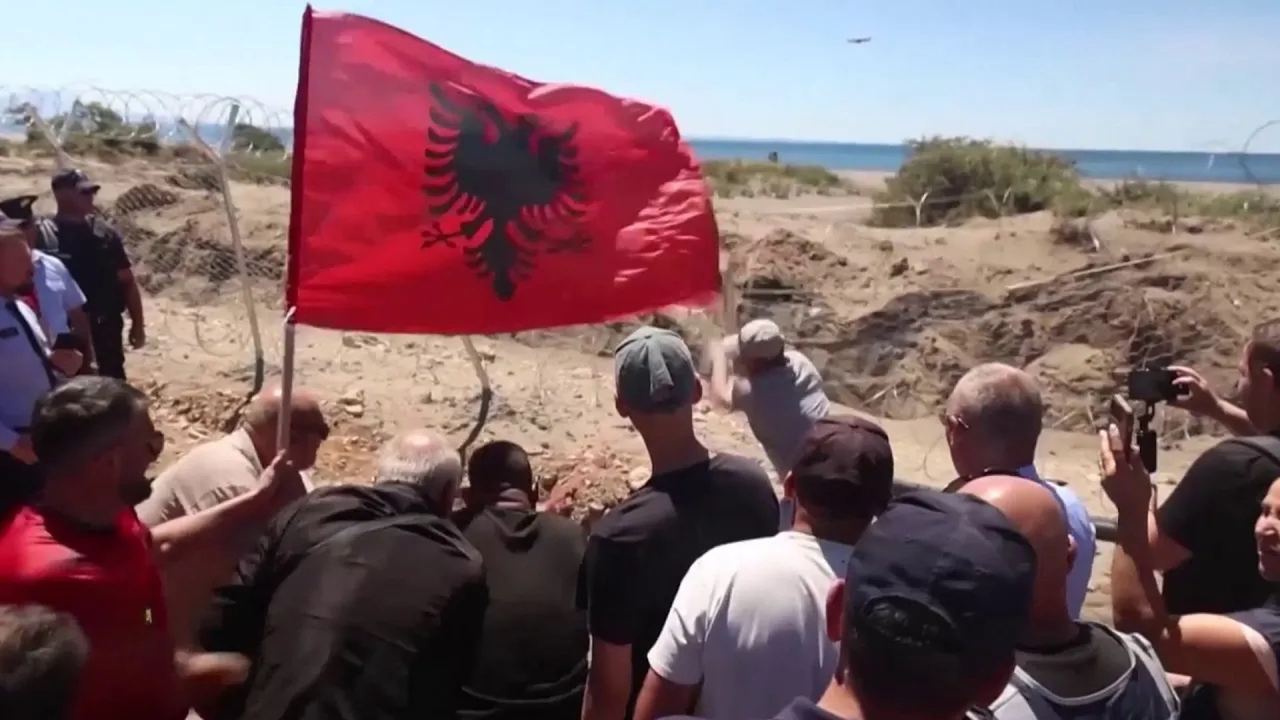 Protestat e 'Revolucionit Flamingo' kundër projektit turistik — Shqipëri, 13 qershor 2026