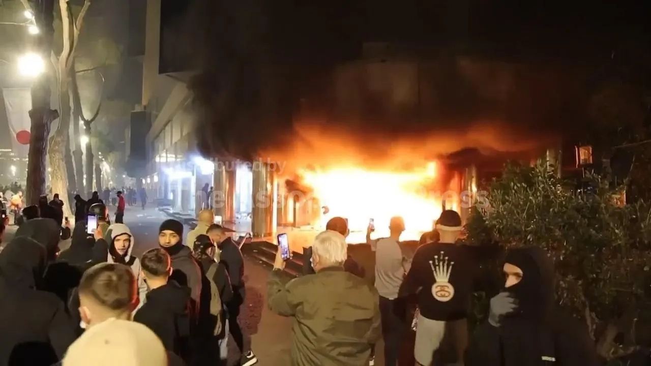 Zjarre në rrugët e kryeqytetit gjatë protestave studentore — Tiranë, 19 tetor 2026
