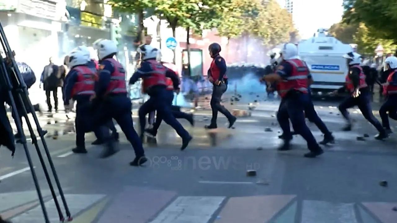 Policia përdor ujë dhe gaz lotsjellës ndaj studentëve — Tiranë, 13 tetor 2026