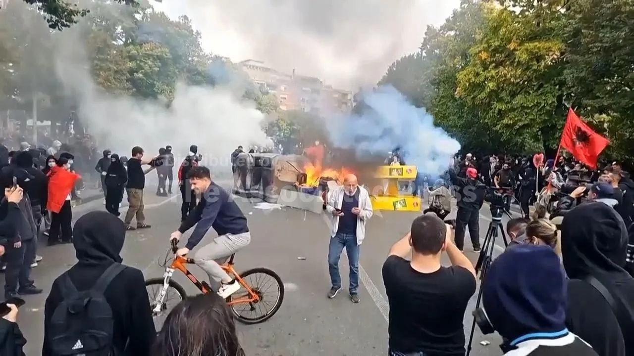 Protestuesit përplasen me policinë gjatë demonstratave studentore — Tiranë, 20 tetor 2026