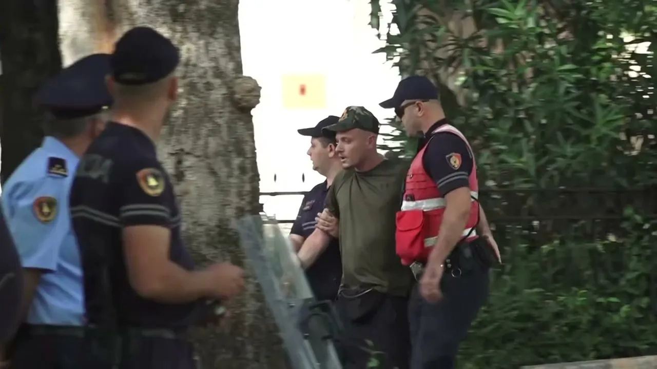Protestuesit hedhin vezë drejt deputetëve, policia shoqëron disa prej tyre — Tiranë, 2 korrik 2026