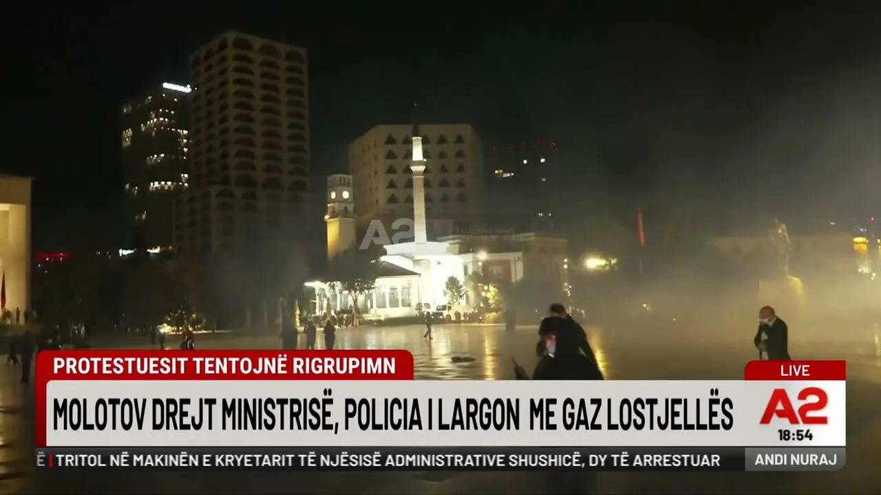 Plumba gome, gaz lotsjellës e zhurmues për të shpërndarë protestuesit — 20 tetor 2026