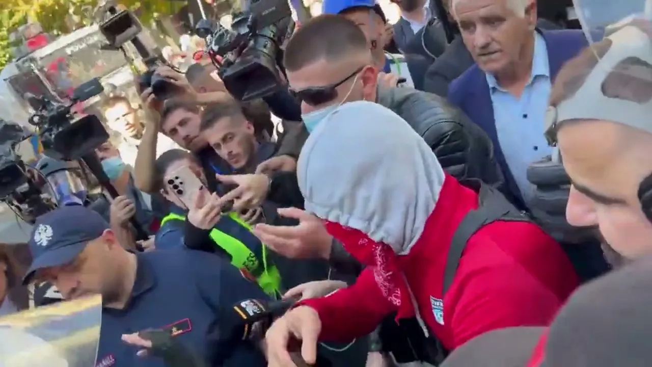 Protesta në Tiranë, protestuesit thirrje policisë: Hiqni kapelet, edhe ju jeni njësoj… — 16 tetor 2026