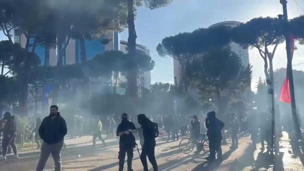 Protesta e dhunshme në Tiranë, Policia hedh sërish gazlotsjellës — 17 tetor 2026