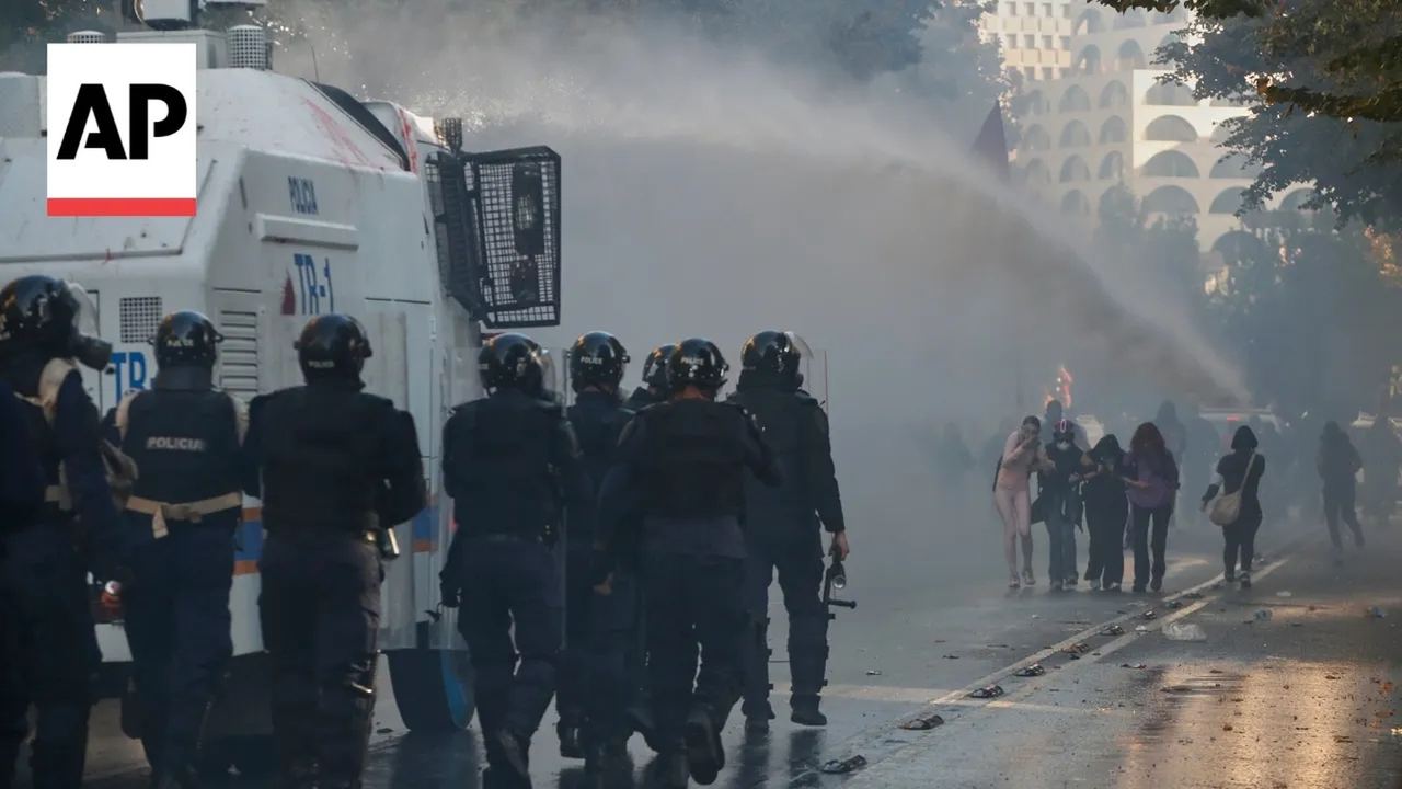 Police use tear gas and water cannons to push back protesters in Albania — 21 tetor 2026