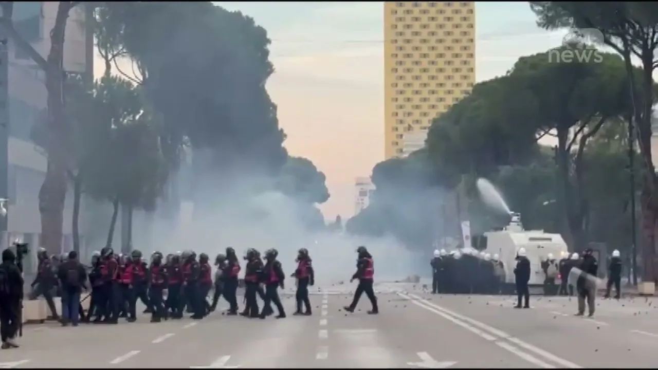 Përplasje mes protestuesve dhe policisë në bulevardin “Dëshmorët e Kombit” — Tiranë, 15 tetor 2026