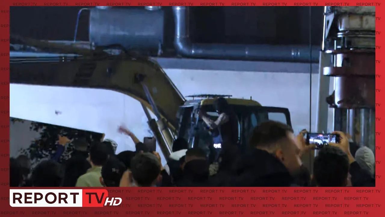 Protestues të maskuar hipin mbi një fadromë gjatë protestës — Tiranë, 14 tetor 2026