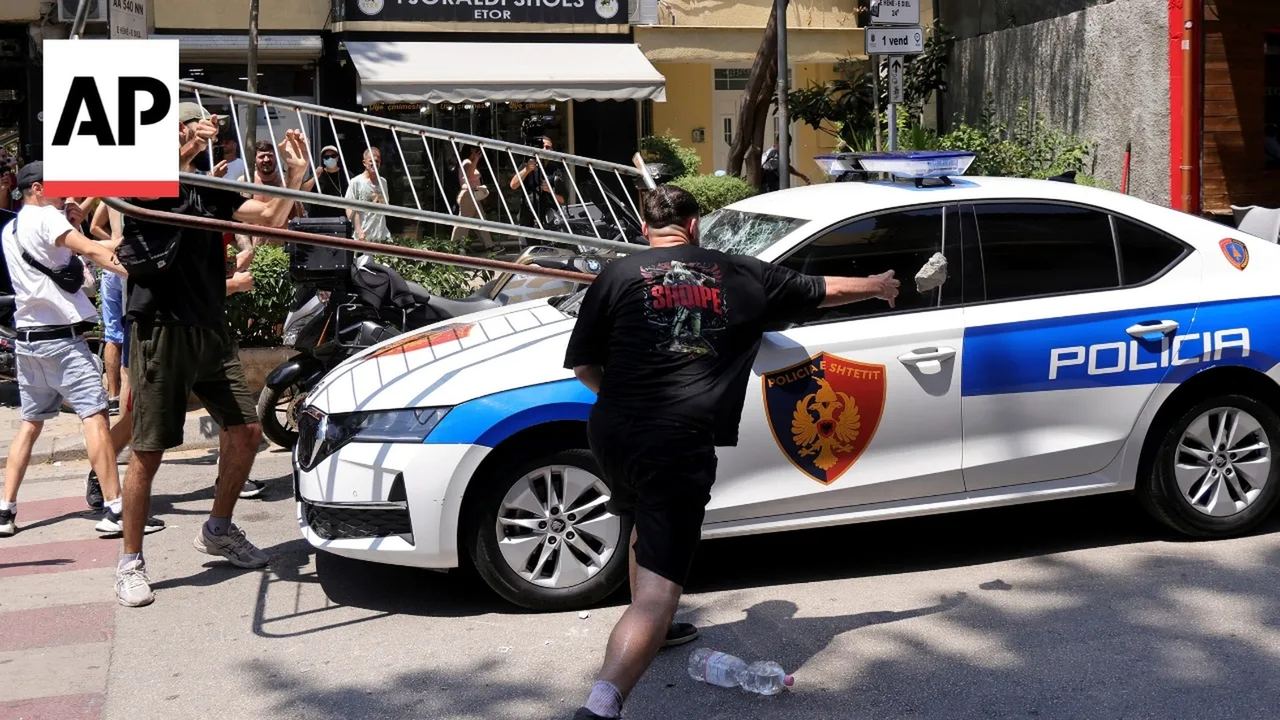 Protestuesit përplasen me policinë kundër projektit turistik të lidhur me Kushner — Shqipëri, 2 korrik 2026