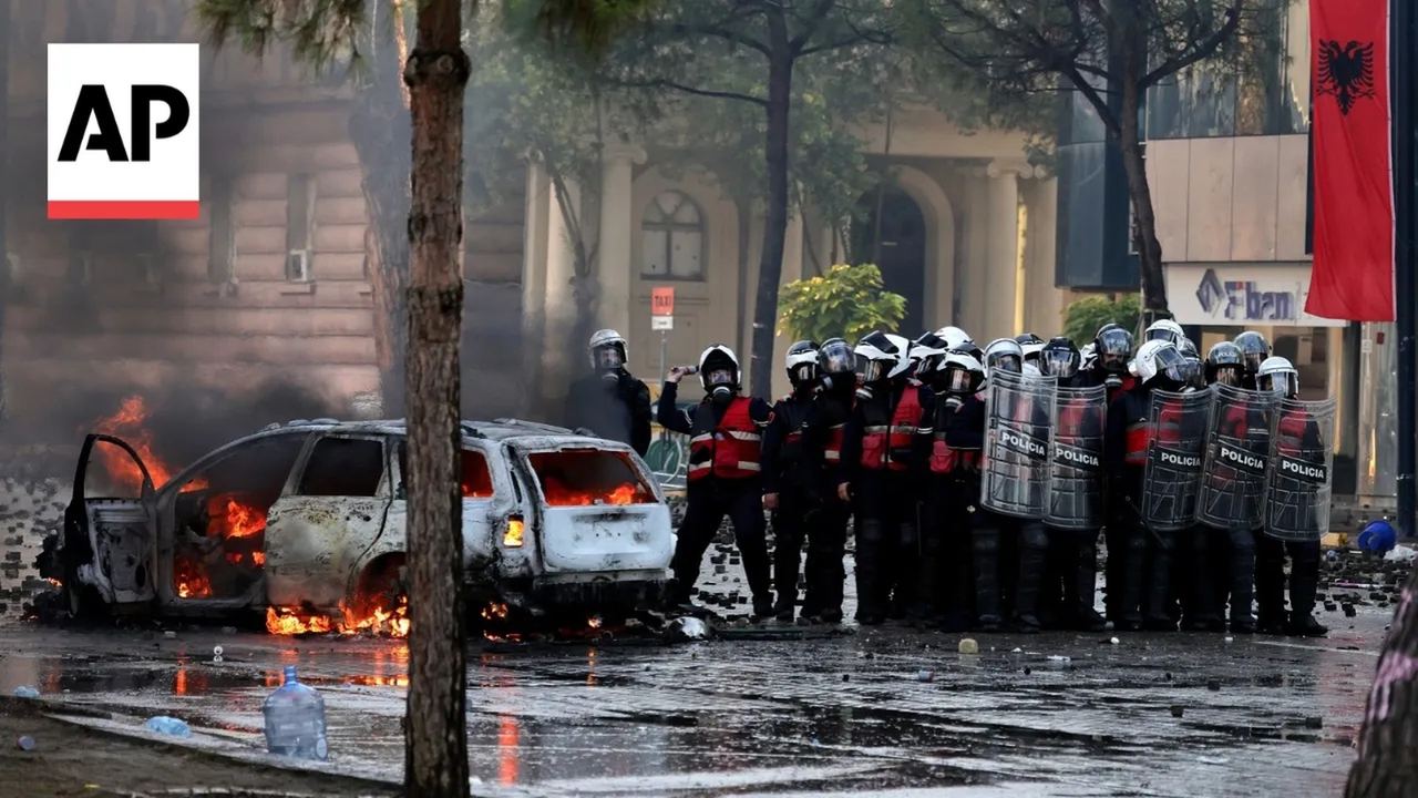 Protestuesit hedhin objekte drejt policisë — Tiranë, 17 tetor 2026