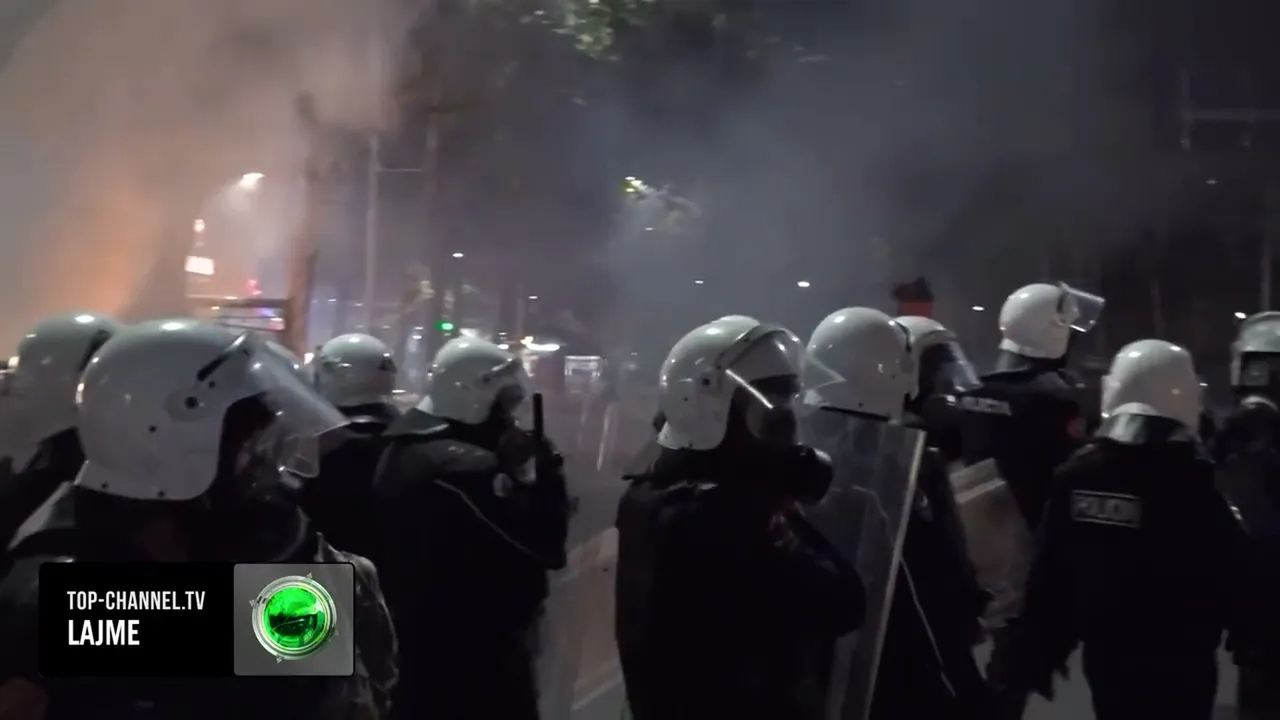 Top Channel / Tirana 10 orë mes dhunës! Sulmohen me gurë institucionet, policia me gaz — 13 tetor 2026