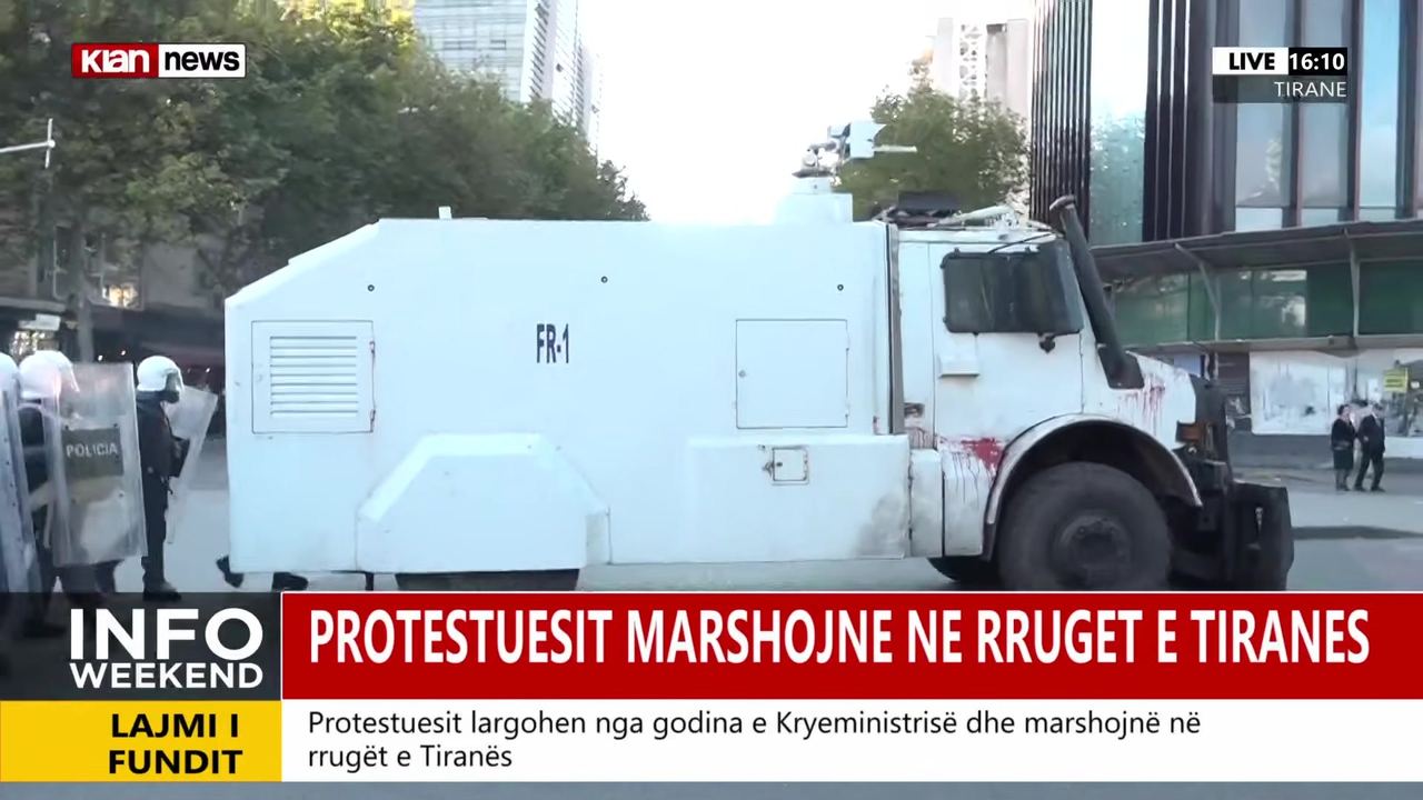 Protestuesit hedhin fishekzjarrë drejt forcave policore — Tiranë, 18 tetor 2026